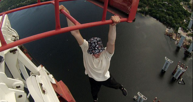 #Video Adolescentes escalan grúa de más de 180 metros del suelo