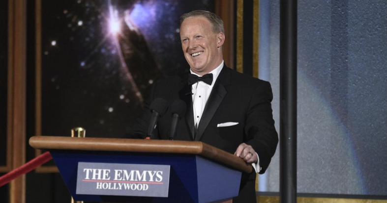Sean Spicer aparece en entrega de los Emmy