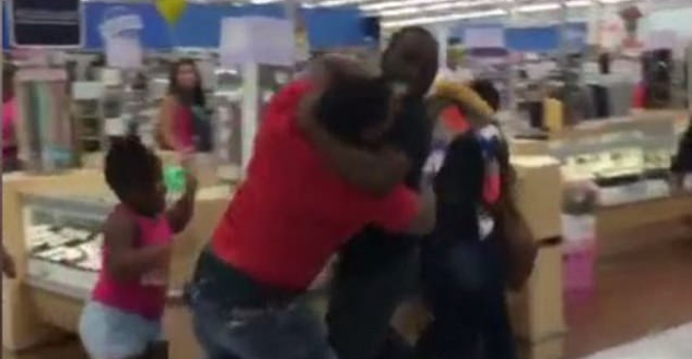 #Video Dos parejas pelean en Walmart de EE.UU.