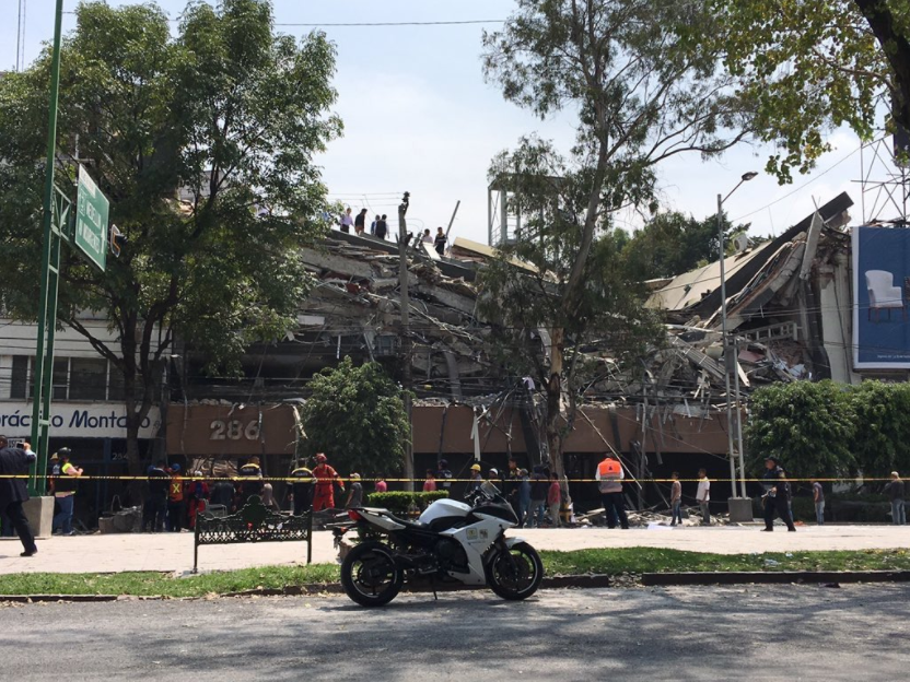 Rescatan a hombre entre escombros que envió mensaje desde celular