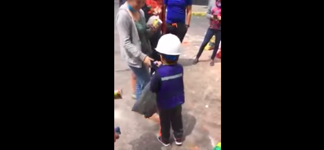 #Video Niño reparte dulces a rescatistas