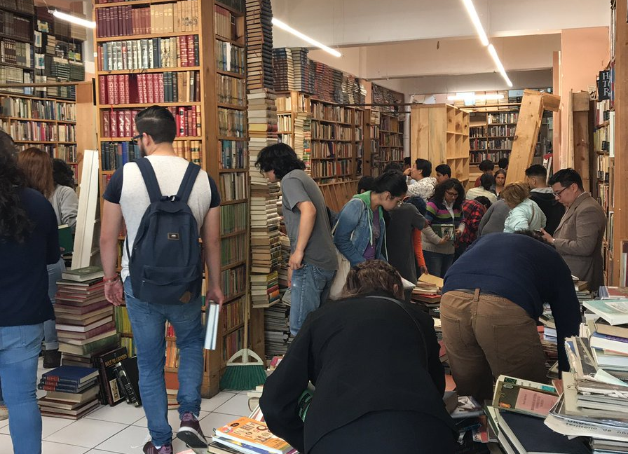 Rematan libros tras daños por sismo