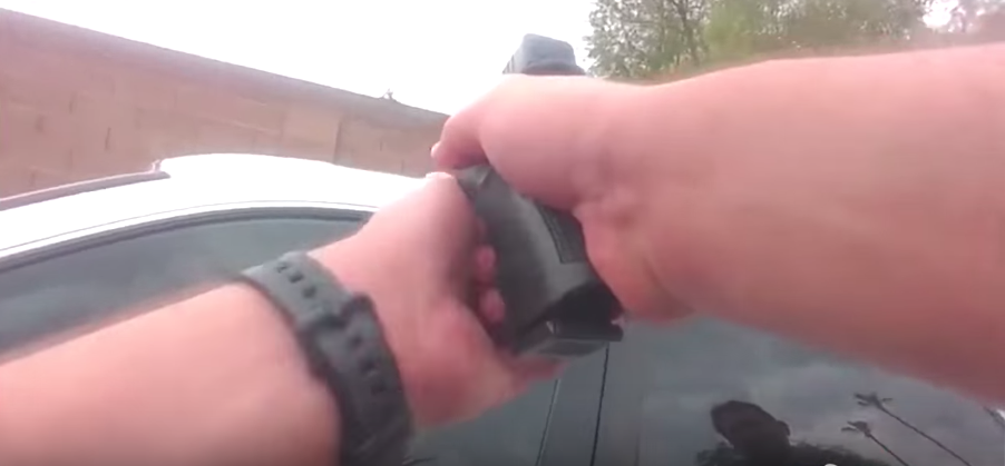 #Video Policía dispara a sospechoso que casi lo atropella