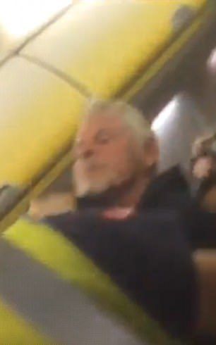 #Video Pasajero somete a joven ebrio tras aterrizaje - Captura-video-RyanAir-Dean-Whiteside-2-e1505256201744