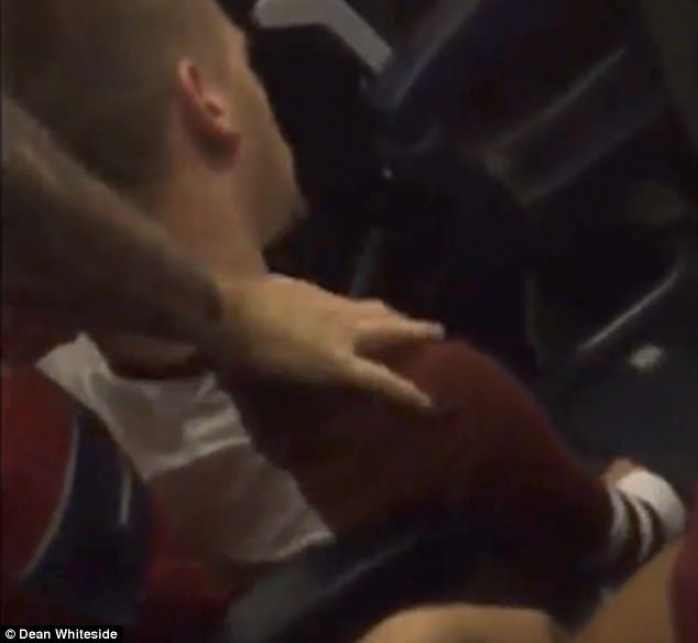 #Video Pasajero somete a joven ebrio tras aterrizaje - Captura-video-RyanAir-Dean-Whiteside