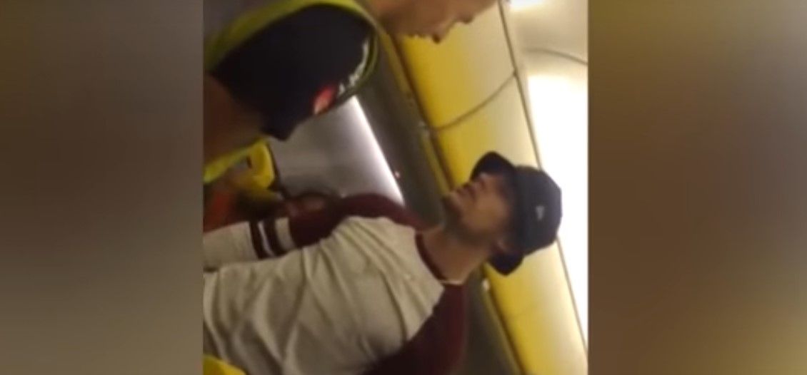 #Video Pasajero somete a joven ebrio tras aterrizaje