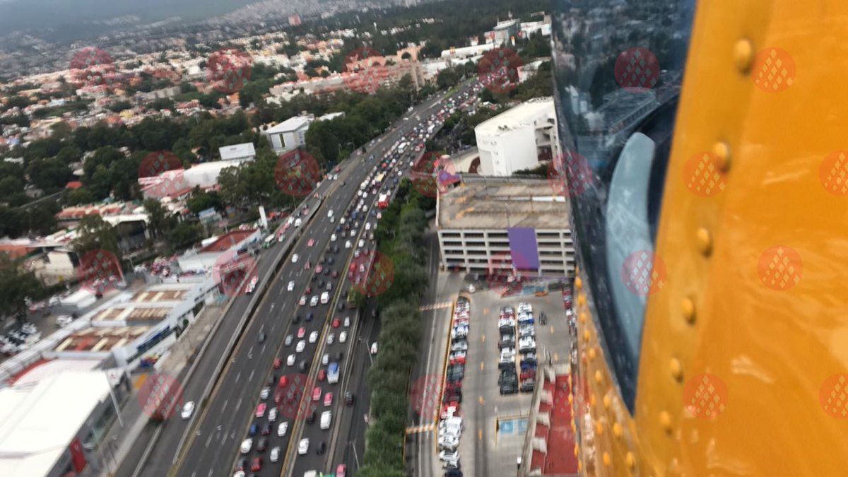 Se desborda río San Buenaventura en Xochimico - Carga-vehicular-en-Glorieta-de-Vaqueritos-@RedVialRC