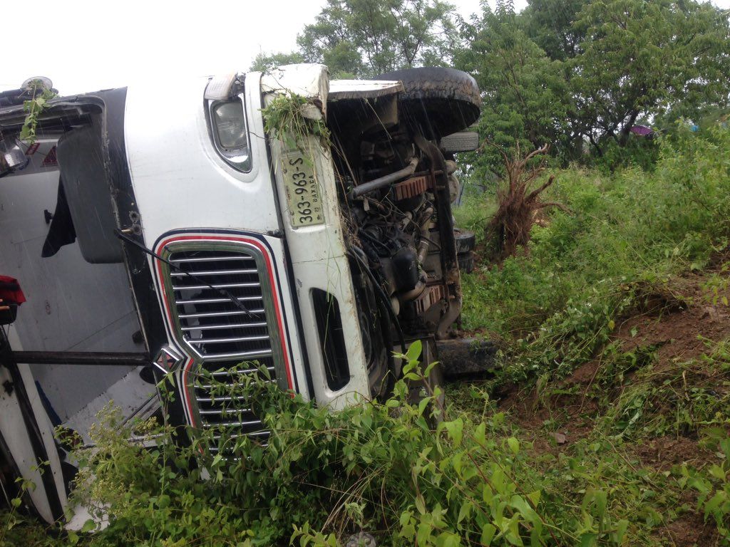 Volcadura de autobús deja 12 lesionados en Oaxaca