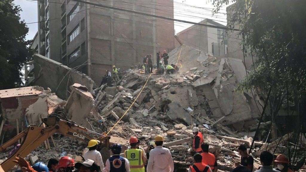 Se registraron cinco mil 735 sismos en septiembre en México - Derrumbe-sismo-México-Foto-de-@CH_Mexico-1024x578