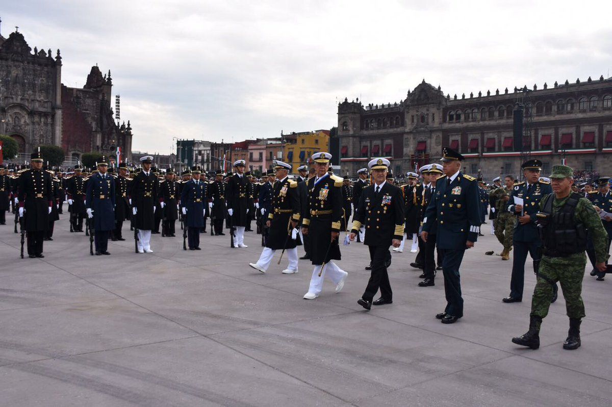 Familias llegan al Zócalo para presenciar Desfile Militar