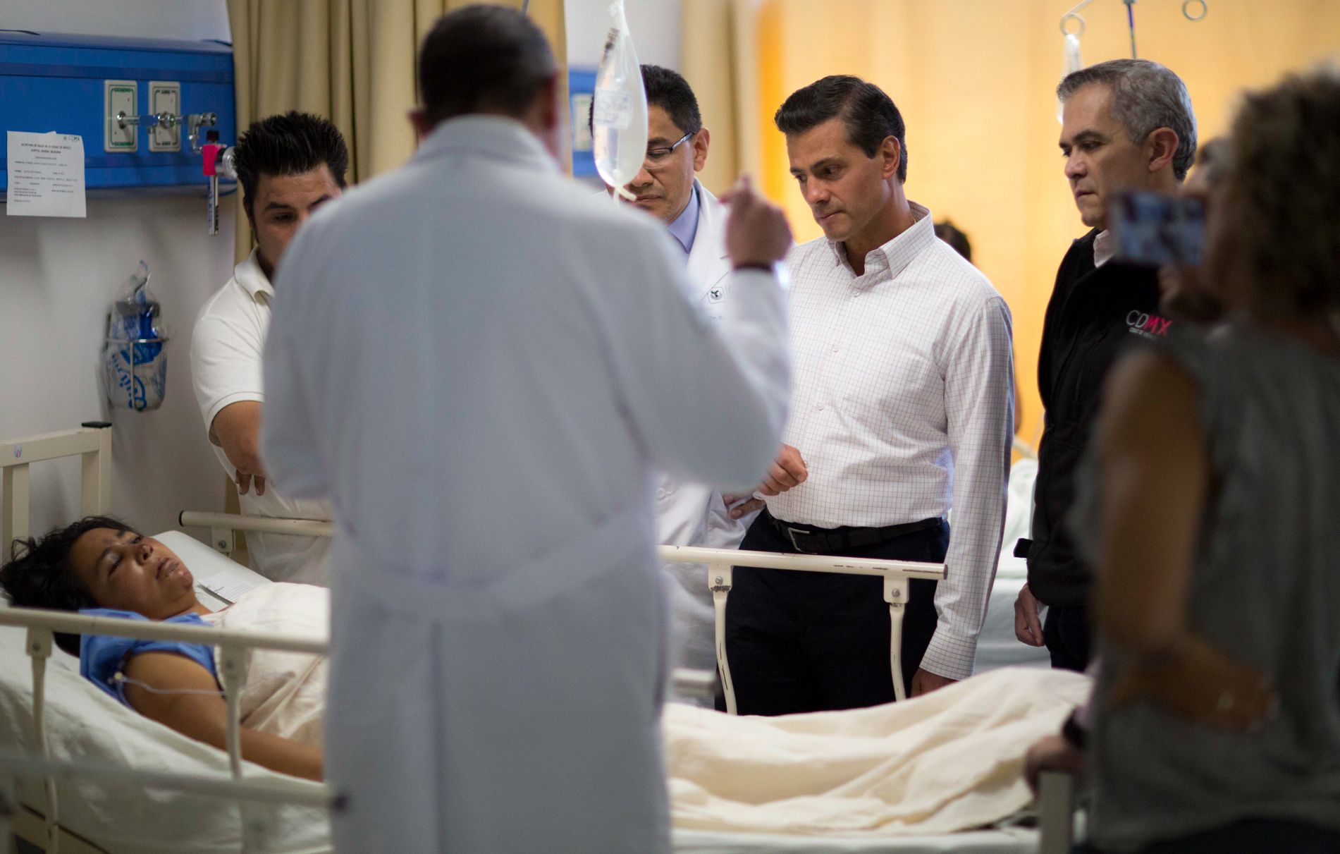 EPN visita a lesionados en Hospital Balbuena - EPN-visita-hospital-de-Balbuena-10-Foto-de-Gobierno-de-México