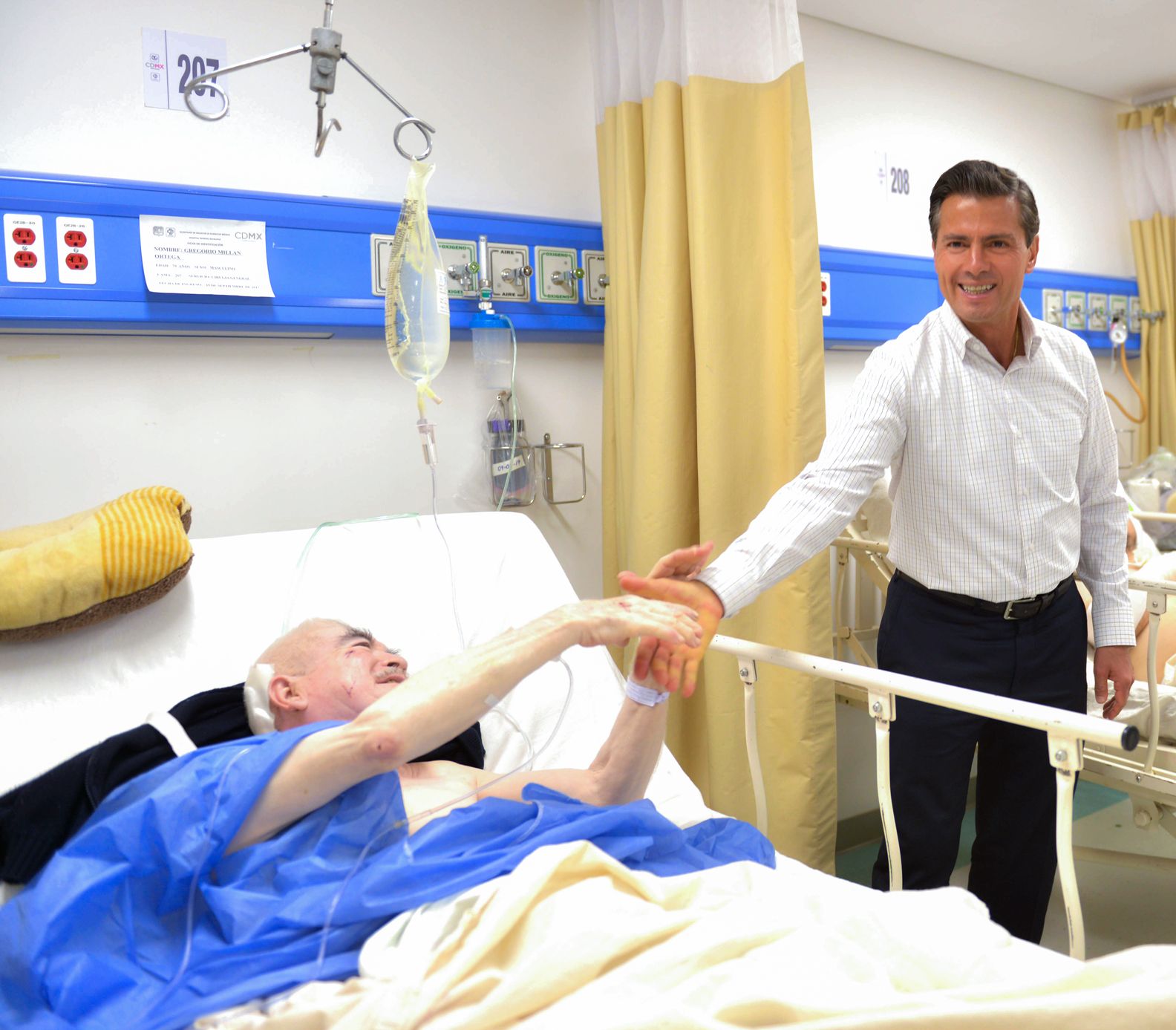 EPN visita a lesionados en Hospital Balbuena - EPN-visita-hospital-de-Balbuena-11-Foto-de-Gobierno-de-México