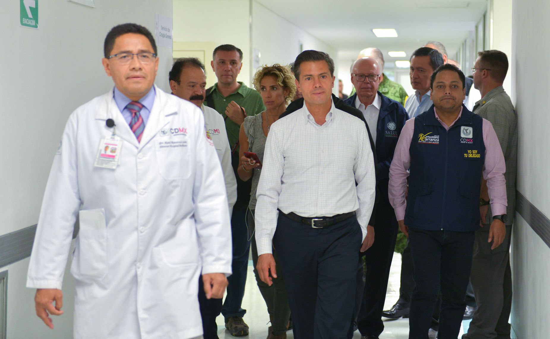 EPN visita a lesionados en Hospital Balbuena
