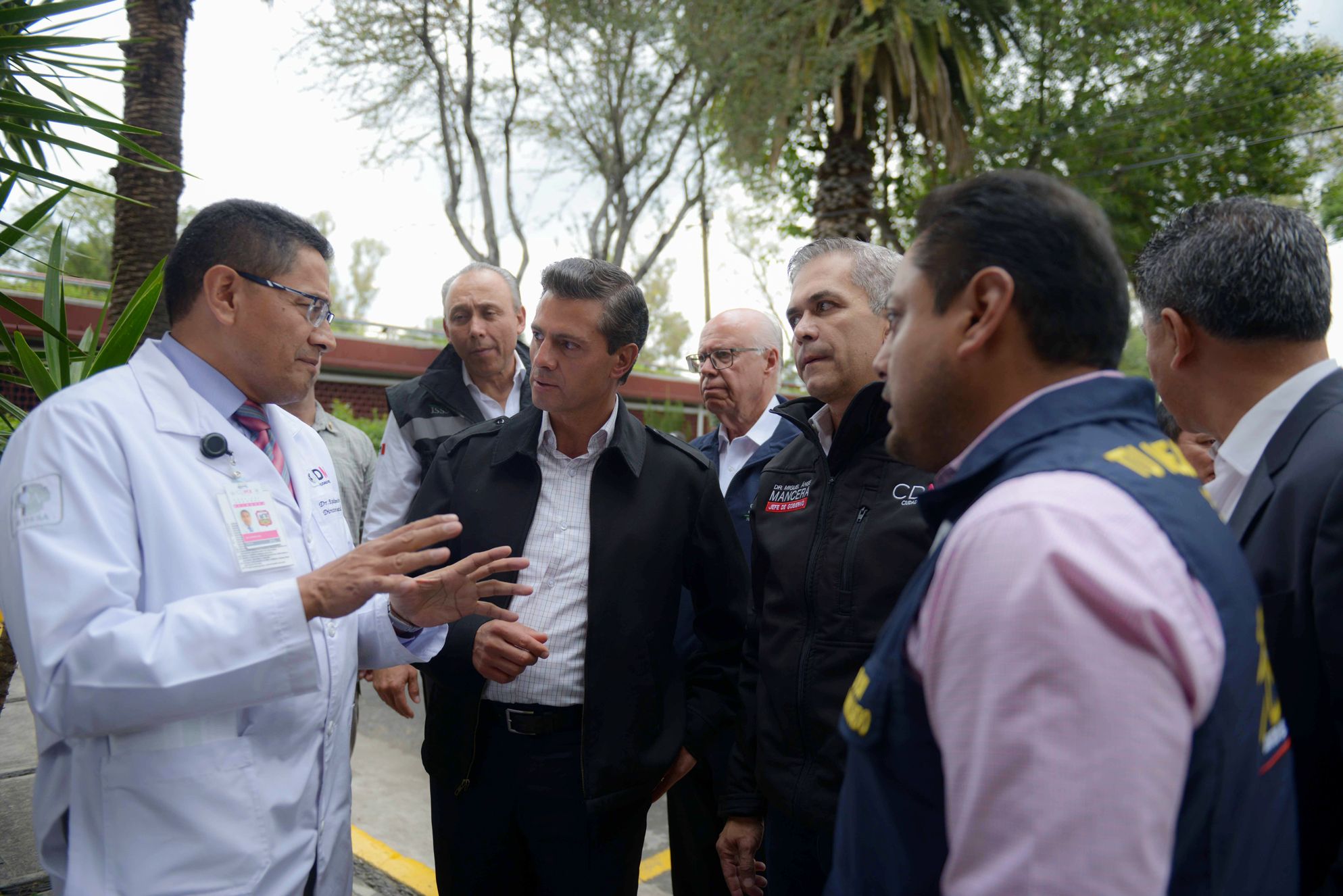 EPN visita a lesionados en Hospital Balbuena - EPN-visita-hospital-de-Balbuena-2-Foto-de-Gobierno-de-México