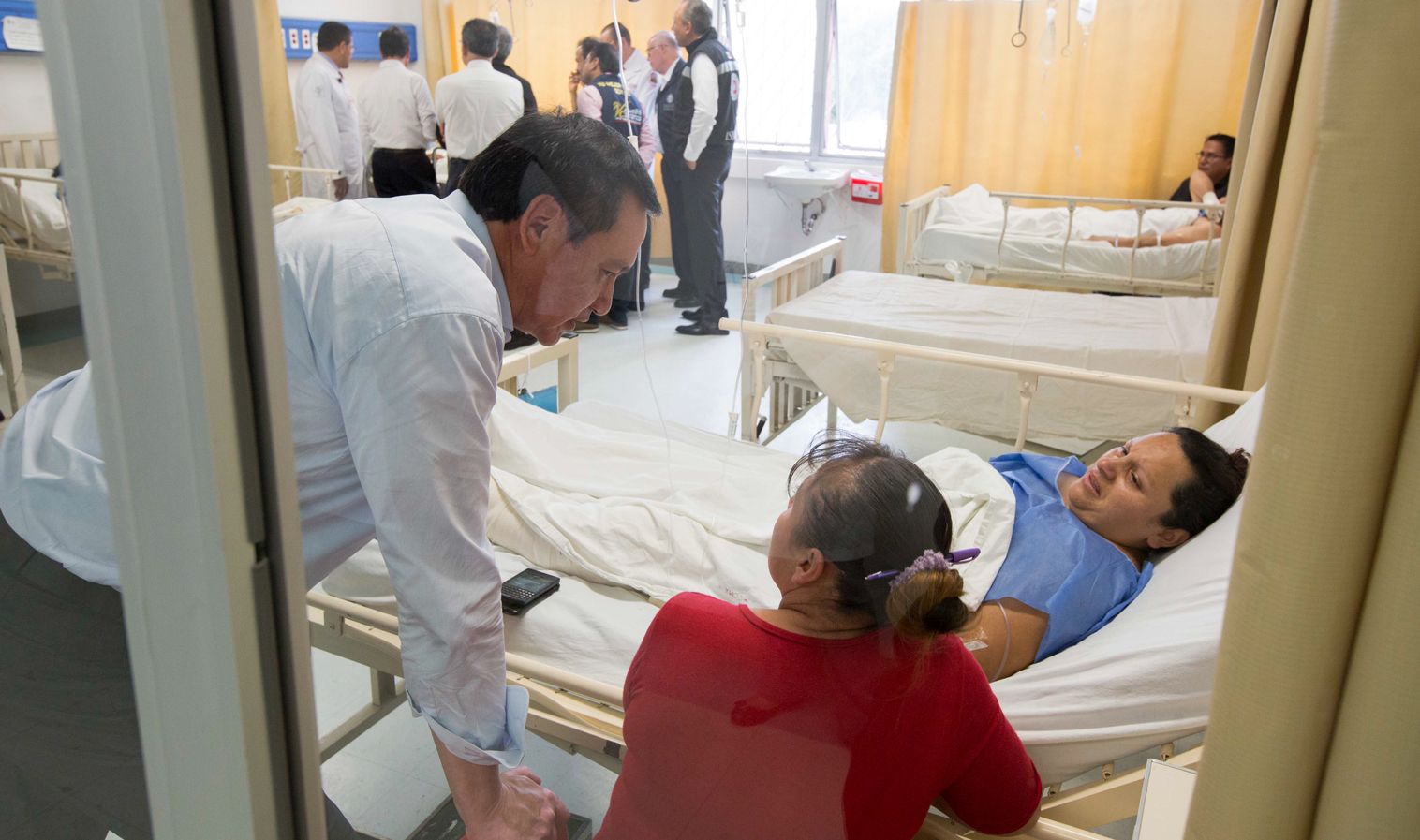 EPN visita a lesionados en Hospital Balbuena - EPN-visita-hospital-de-Balbuena-5-Foto-de-Gobierno-de-México