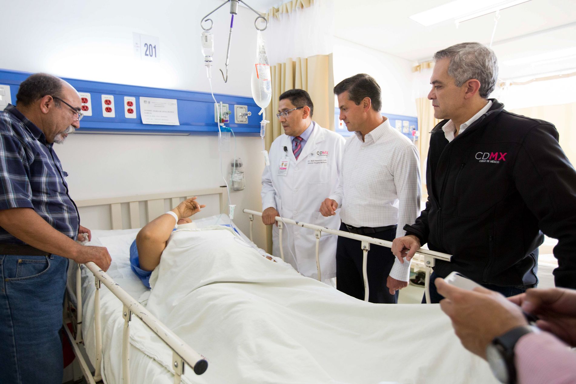 EPN visita a lesionados en Hospital Balbuena - EPN-visita-hospital-de-Balbuena-6-Foto-de-Gobierno-de-México