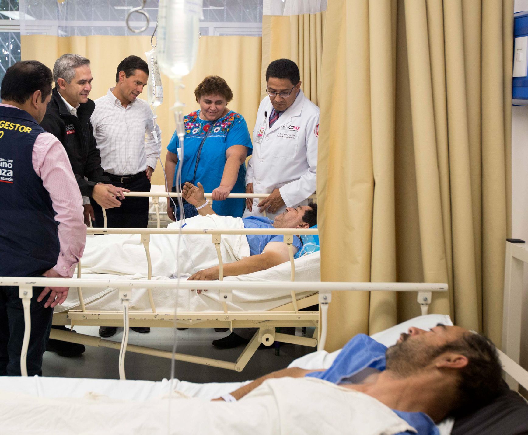 EPN visita a lesionados en Hospital Balbuena - EPN-visita-hospital-de-Balbuena-7-Foto-de-Gobierno-de-México