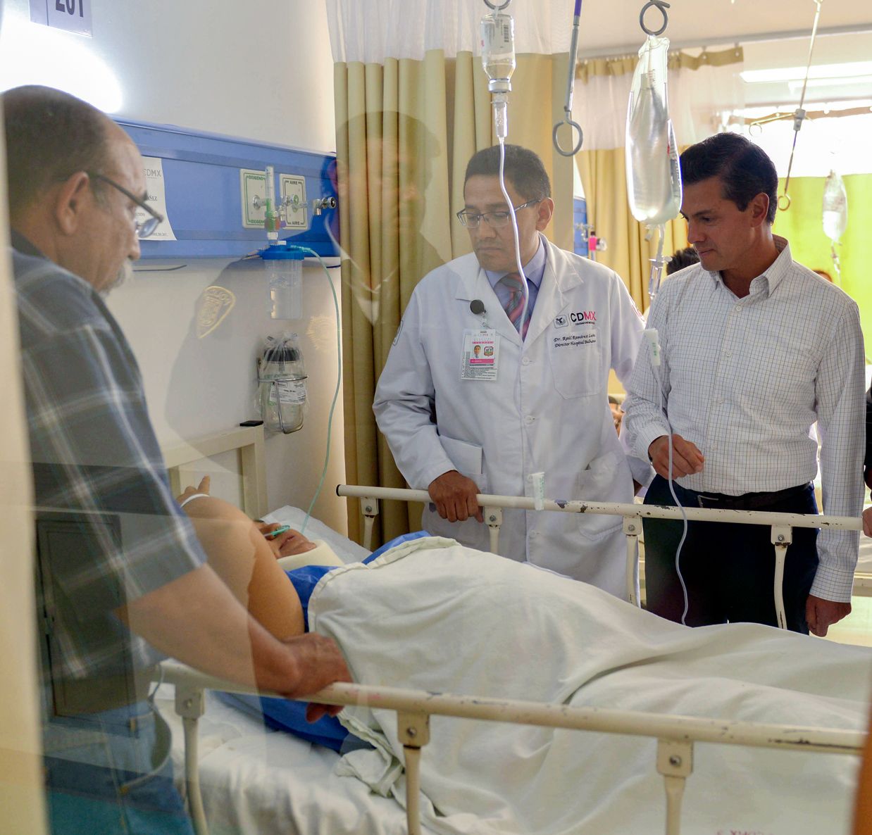 EPN visita a lesionados en Hospital Balbuena - EPN-visita-hospital-de-Balbuena-8-Foto-de-Gobierno-de-México