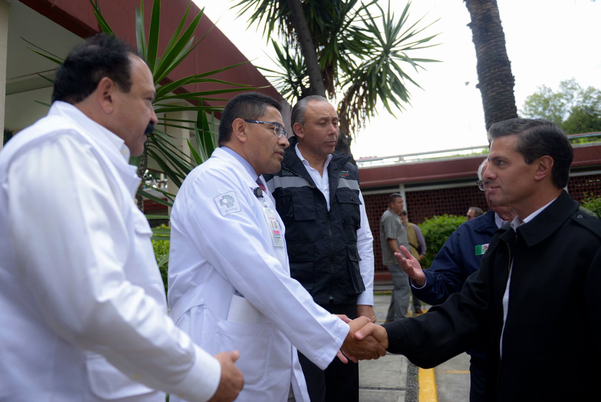 EPN visita a lesionados en Hospital Balbuena - EPN-visita-hospital-de-Balbuena-Foto-de-Gobierno-de-México