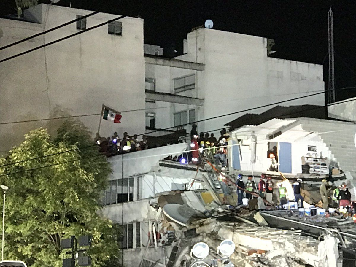 Aceleran labores de rescate en Roma Norte - Edificio-Roma-Norte-Foto-de-@_CarlosCordero_