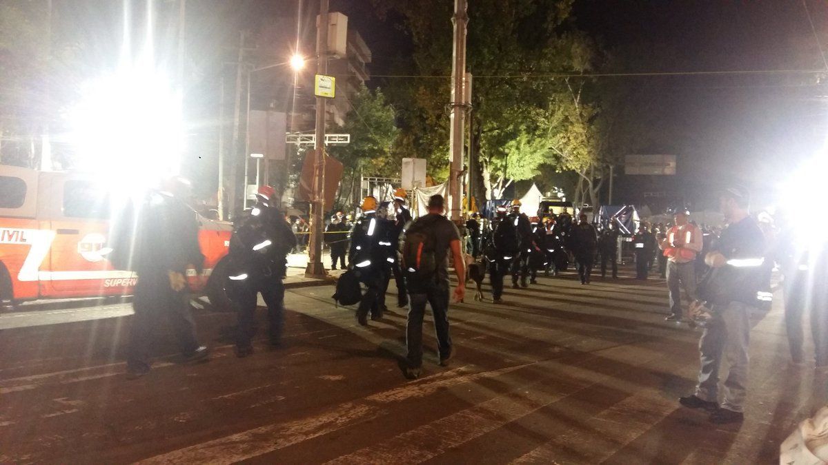 Aceleran labores de rescate en Roma Norte - Edificio-Roma-Norte-Foto-de-@cmoon1984