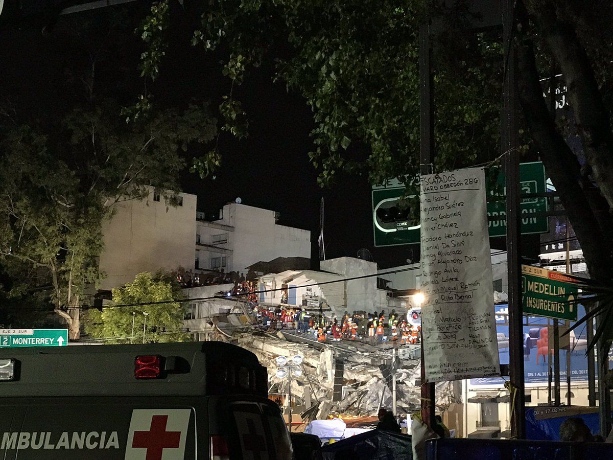 Aceleran labores de rescate en Roma Norte - Edificio-Roma-Norte-Foto-de-@marianaliru