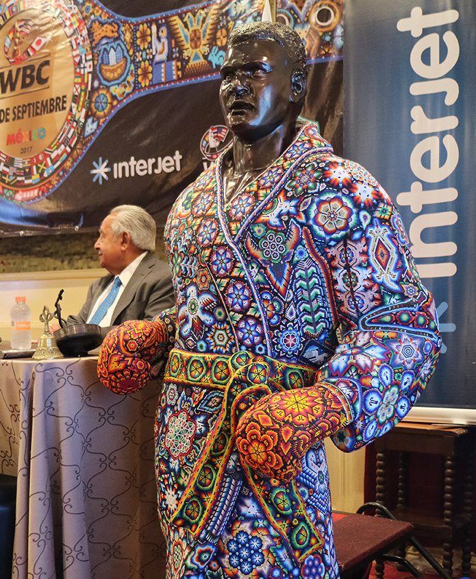 Presentan cinturón huichol para pelea Canelo vs. Golovkin - Estatua-Boxeador-Huichol-Foto-de-@Interjet-e1504657388631