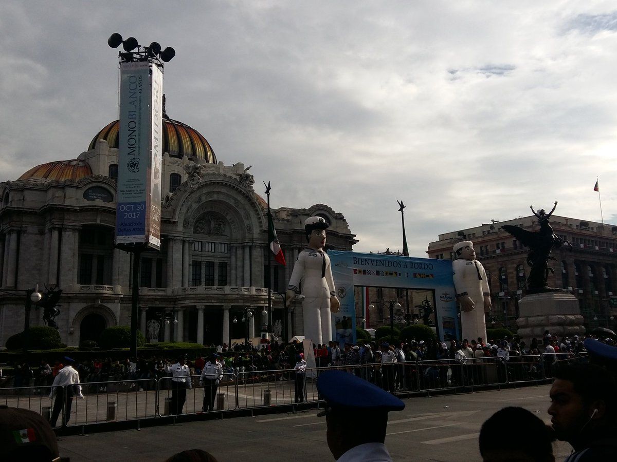Familias llegan al Zócalo para presenciar Desfile Militar - Foto-de-@81_carr