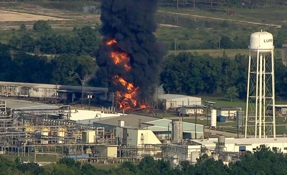 Se incendia planta química en Texas por inundaciones de Harvey