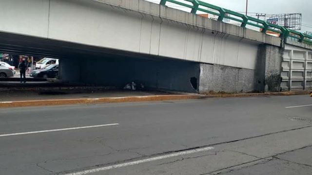 Hallan ataúdes debajo de puente en Tlalnepantla