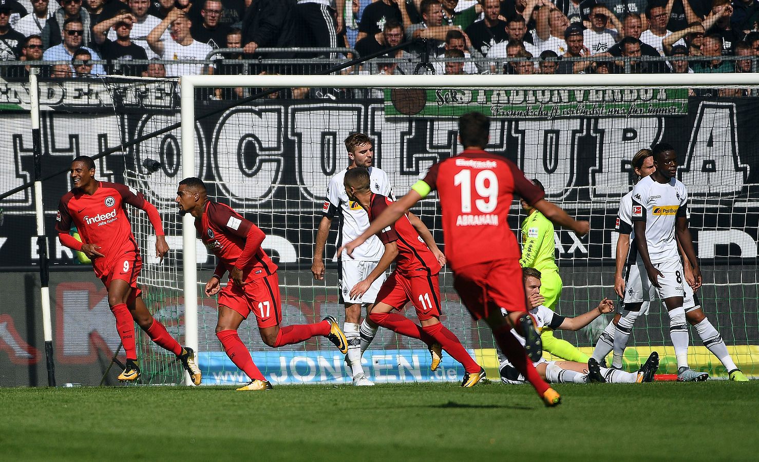 Carlos Salcedo debuta en el Eintracht Frankfurt en su primera victoria - Foto-de-Eintracht
