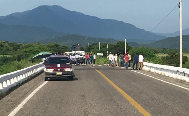 Bloquean cinco carreteras en la región del Istmo