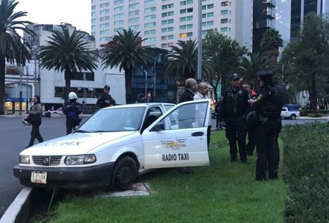 Taxista se sube a la glorieta de La Palma para evitar accidente