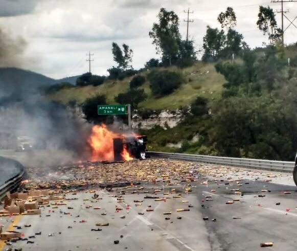 Se incendia tráiler sobre autopista México-Querétaro
