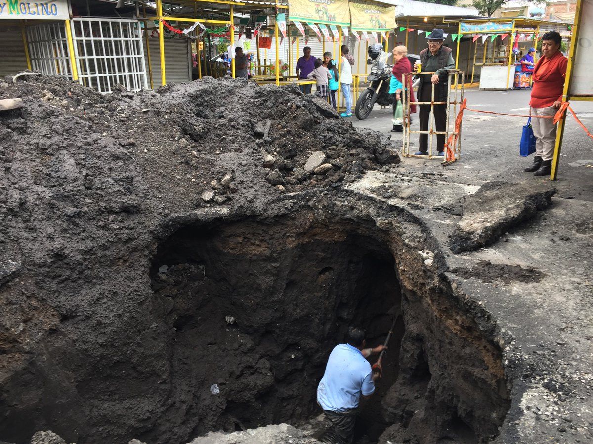 Tubo de drenaje dañado provoca socavón en delegación Iztapalapa