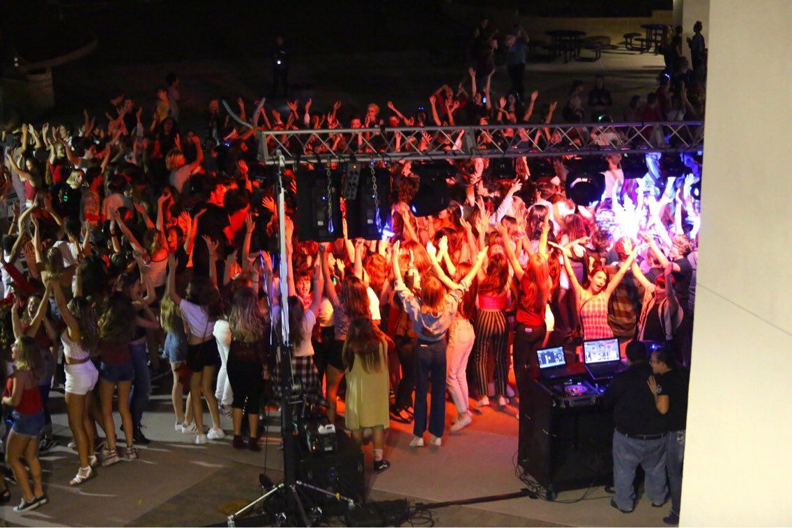 Norma de vestimenta en distrito escolar de Wisconsin causa polémica