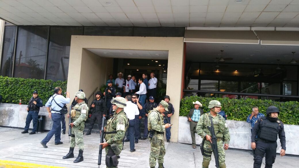 #Video Priistas se avientan sillas en hotel de Nuevo León - Foto-de-Veri_ficado