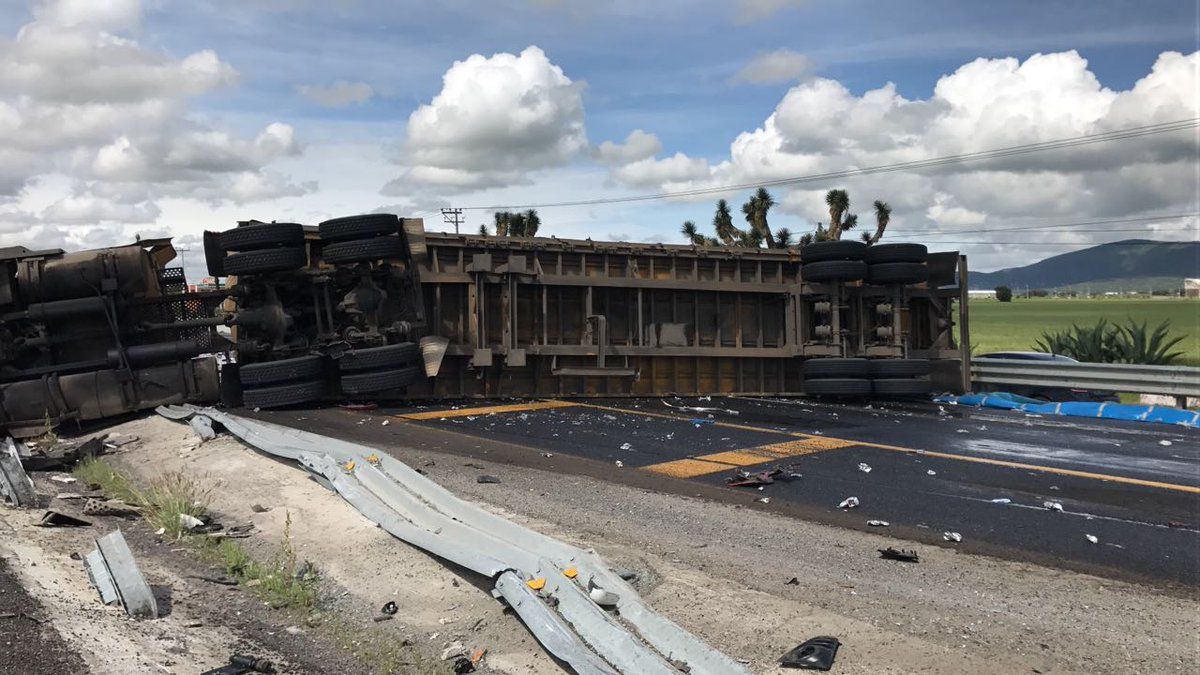 Vuelca tráiler en carretera México-Pachuca