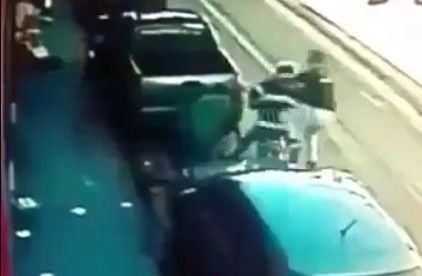 #Video Futbolista uruguayo frustra asalto en joyería