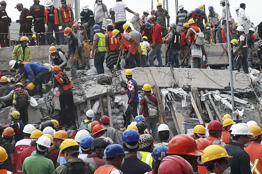 Rescatan dos cuerpos de fábrica textil en colonia Obrera