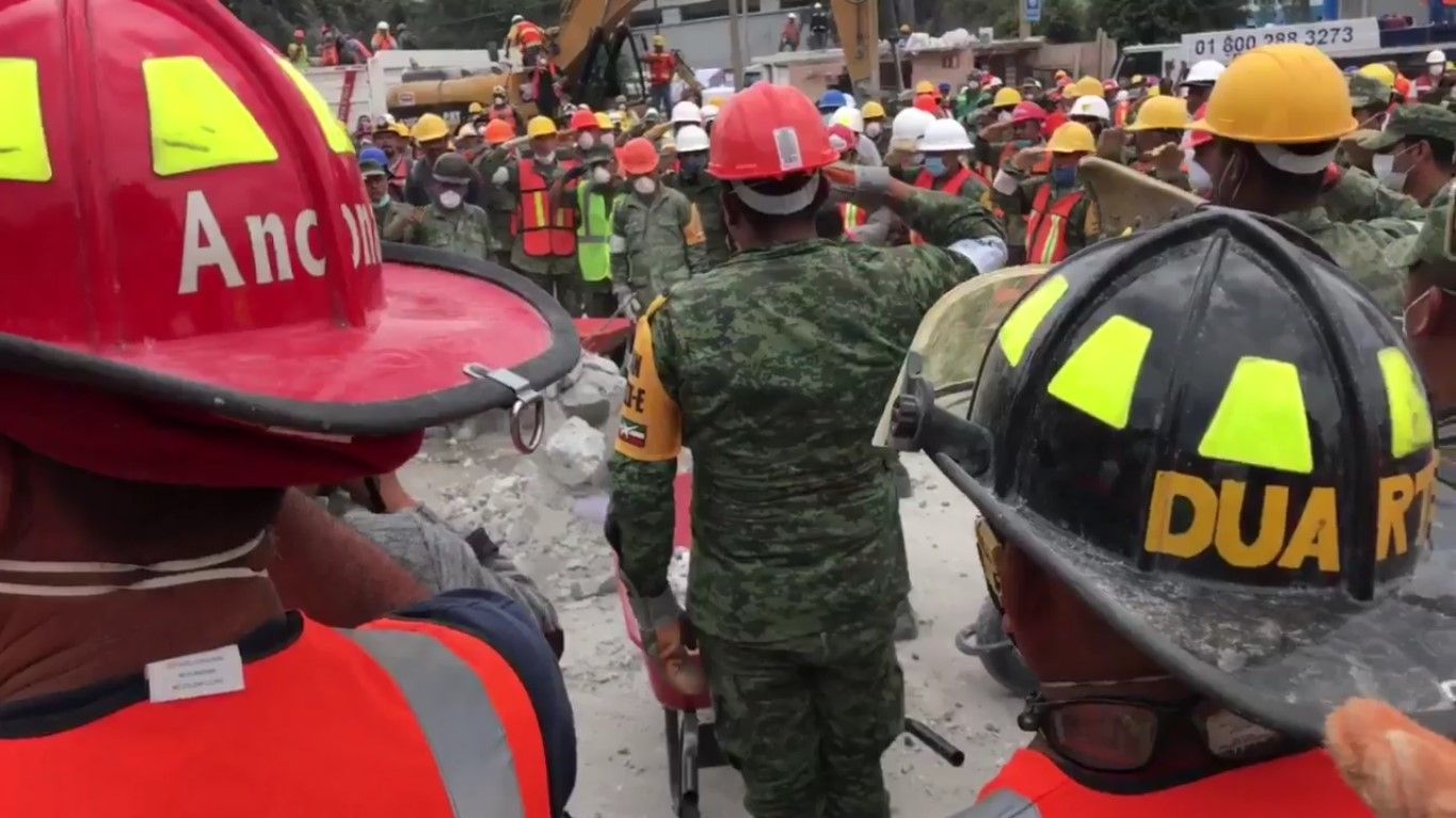 #Vídeo Voluntarios cantan el Himno Nacional en fábrica de Chimalpopoca