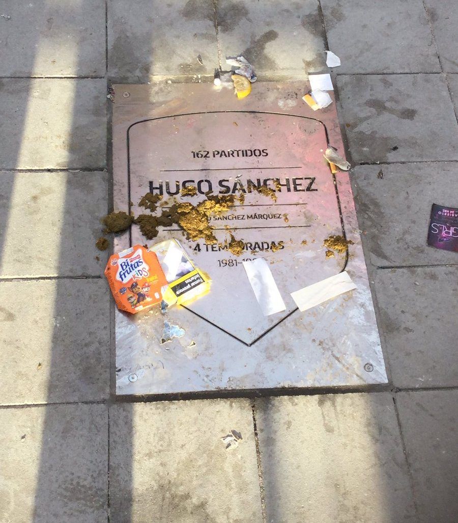 Vandalizan placa de Hugo Sánchez en estadio de Atlético de Madrid - Hugo-Sánchez-3-Foto-de-El-Mundo-e1505602445380