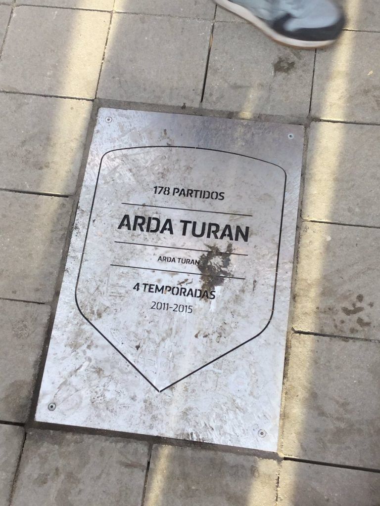 Vandalizan placa de Hugo Sánchez en estadio de Atlético de Madrid - Hugo-Sánchez-Foto-de-El-Mundo-768x1024