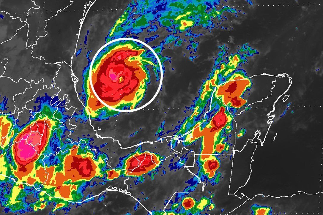 Huracán Katia inicia desplazamiento hacia costas de Veracruz