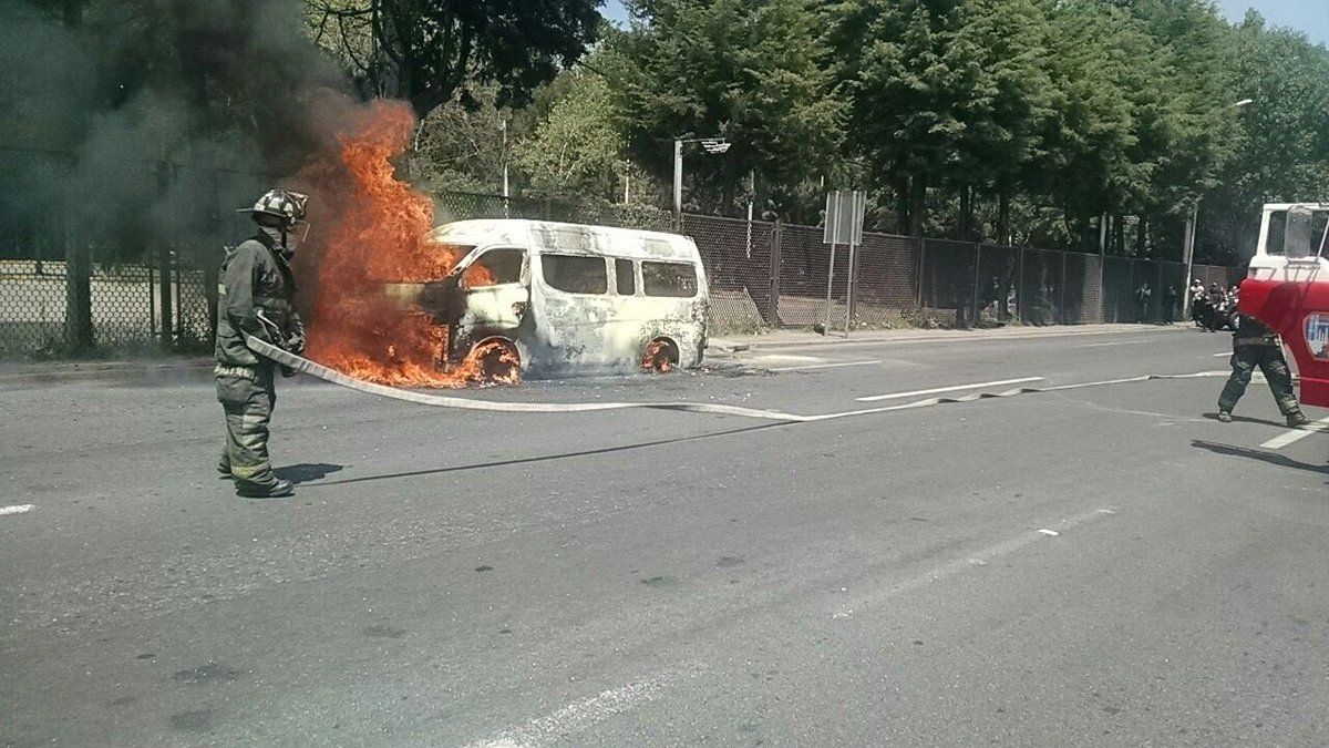 Se incendia combi sobre Periférico Norte