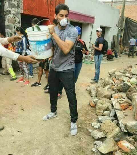 Paco Jémez relata cómo vivió Cruz Azul el sismo - Jesús-Corona-ayuda-sismo-foto-de-@isma_gonzalezMX