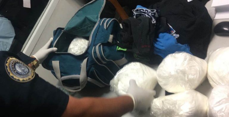 Policías hallan maleta llena de cocaína en central camionera