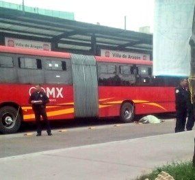 Matan a motociclista cerca de estación de Metrobús Villa de Aragón - Motociclista-Metrobús-Villa-de-Aragón-2-Foto-de-@alertasurbanas