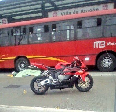 Matan a motociclista cerca de estación de Metrobús Villa de Aragón
