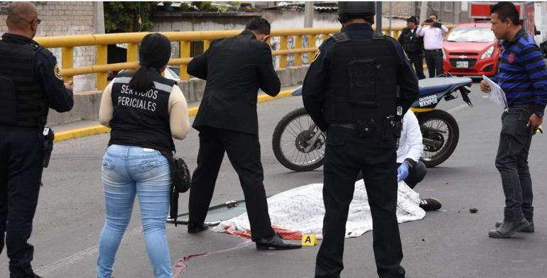 Intenta cruzar Periférico y lo atropellan